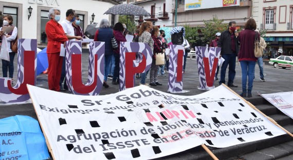 Integrantes de la Agrupación de Jubilados y Pensionados del ISSSTE en el Estado de Veracruz  (AJUPIV) se manifestaron frente al Palacio de Gobierno por adeudos que les tienen desde 2013 por diversos conceptos.  