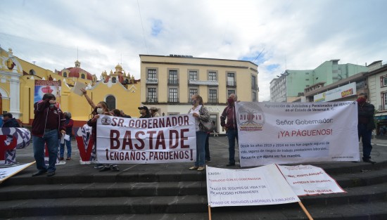 Integrantes de la Agrupación de Jubilados y Pensionados del ISSSTE en el Estado de Veracruz  (AJUPIV) se manifestaron frente al Palacio de Gobierno por adeudos que les tienen desde 2013 por diversos conceptos.  