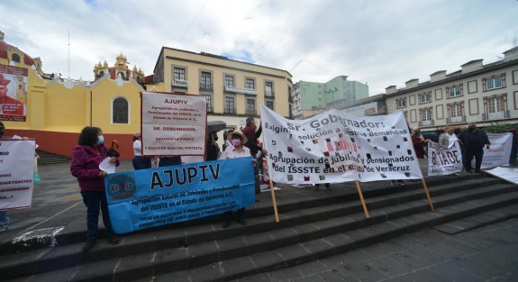Integrantes de la Agrupación de Jubilados y Pensionados del ISSSTE en el Estado de Veracruz  (AJUPIV) se manifestaron frente al Palacio de Gobierno por adeudos que les tienen desde 2013 por diversos conceptos.  