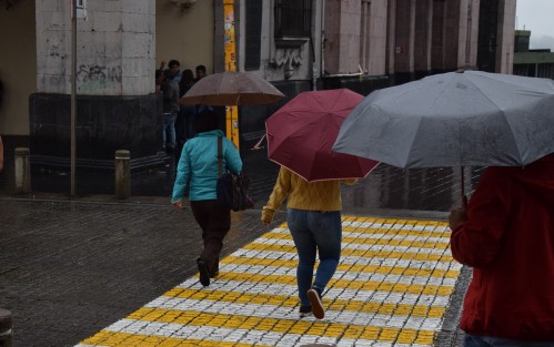 En la Capital del Estado prevalece un clima nublado con lluvias y neblina, que se prevé persistirán durante el transcurso del día.