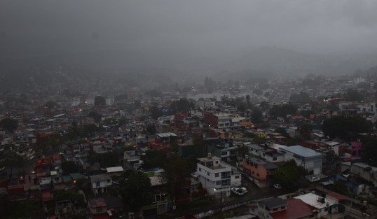 En la Capital del Estado prevalece un clima nublado con lluvias y neblina, que se prevé persistirán durante el transcurso del día.