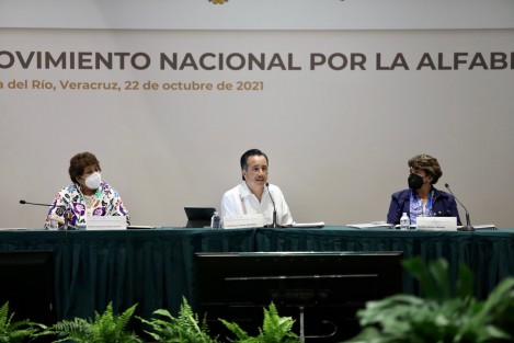 En la ciudad de Boca del Río, Ver., se lleva a cabo la reunión de organización del Movimiento Nacional por la Alfabetización y la Educación, planteado en el marco de los 40 años de creación del Instituto Nacional para la Educación de los Adultos (INEA) y el centenario de la Secretaría de Educación Pública (SEP).