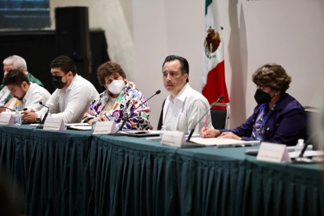Cuenten con Veracruz para abatir el rezago, afirma Cuitláhuac García en torno al Movimiento Nacional por la Alfabetización, y llamó a remar en contra del analfabetismo y salir triunfantes, sin olvidar el gran pendiente con los más desfavorecidos. <em>Si no resarcimos este daño no podremos decir que avanzamos; la educación abre las puertas y los que más la necesitan son nuestros pueblos marginados</em>.

 