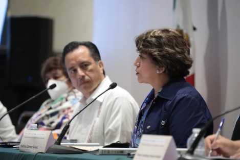 La titular de la SEP, Delfina Gómez Álvarez, celebró el intercambio de experiencias y la labor que inició Veracruz con las personas mayores de 15 años que no han terminado su primaria y secundaria, o aquellos que no saben leer y escribir, para llevar este esquema a nivel nacional en cuatro ejes: formación docente, contenidos de planes y programas en los libros de texto, infraestructura escolar y programas de becas.