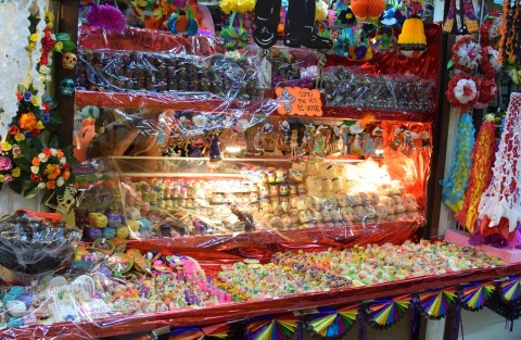 Comerciantes esperan los Días de Muertos detonen sus ventas; con medidas sanitarias y mucha fe, ya ofrecen sus productos de temporada.