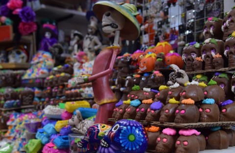 Desde esta semana que concluye, las calaveras de chocolate, azúcar y así como el resto de adornos para los altares comenzaron a pintar de colores los locales del mercado Jáuregui, en Xalapa.