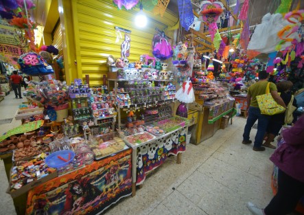 Desde esta semana que concluye, las calaveras de chocolate, azúcar y así como el resto de adornos para los altares comenzaron a pintar de colores los locales del mercado Jáuregui, en Xalapa.
