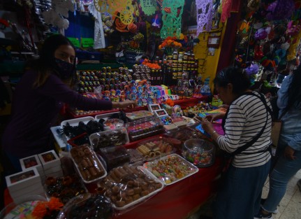 Aunque los precios de los dulces se han incrementado hasta en un 25% este año, los comerciantes esperan que sus ventas sean buenas, o al menos mejores que en 2020, cuando las restricciones sanitarias afectaron los festejos de esta temporada. 