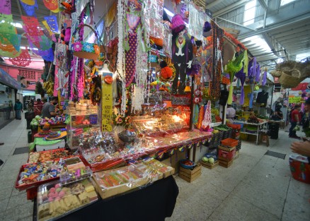 Aunque los precios de los dulces se han incrementado hasta en un 25% este año, los comerciantes esperan que sus ventas sean buenas, o al menos mejores que en 2020, cuando las restricciones sanitarias afectaron los festejos de esta temporada. 