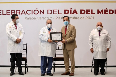 El Gobernador Cuitláhuac García entregó reconocimientos a Médicos destacados al conmemorarse este 23 de Octubre el Día del Médico. 