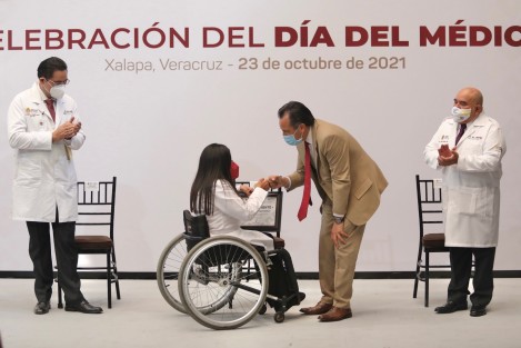El Gobernador Cuitláhuac García entregó reconocimientos a Médicos destacados al conmemorarse este 23 de Octubre el Día del Médico. 