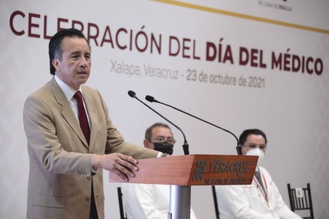  La entrega de los médicos es uno de los principales factores para que hoy Veracruz ocupe el color verde del Semáforo Epidemiológico; por ello la sociedad está eternamente agradecida, expresó el gobernador Cuitláhuac García Jiménez al encabezar la conmemoración del Día del Médico.