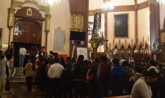 Durante todo este sábado, peregrinos arribaron a la Catedral de Xalapa para visitar la tumba de San Rafael Guízar y  Valencia. 