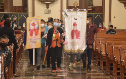 Durante todo este sábado, peregrinos arribaron a la Catedral de Xalapa para visitar la tumba de San Rafael Guízar y  Valencia. 
