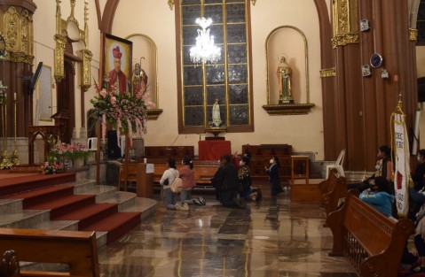 Durante todo este sábado, peregrinos arribaron a la Catedral de Xalapa para visitar la tumba de San Rafael Guízar y  Valencia. 