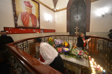 Durante todo este sábado, peregrinos arribaron a la Catedral de Xalapa para visitar la tumba de San Rafael Guízar y  Valencia. 