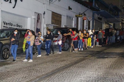 Como es usual, las filas para acceder a la tumba se prolongaron por la calle, esta vez hasta la avenida Dr. Rafael Lucio. Arquidiócesis de Xalapa