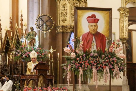 Primera misa de este domingo, minutos después de la medianoche, presidida por el Arzobispo Auxiliar de Xalapa, Monseñor Rafael Palma Capetillo.  Arquidiócesis de Xalapa
