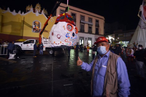 El alcalde de Teocelo, Mario Chama, acompañó en todo momento a los trabajadores, quienes colocaban el catrín en la Plaza Lerdo. 