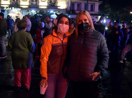 La Directora General del Sistema Estatal para el Desarrollo Integral de la Familia (DIF)  Rebeca Quintanar Barceló, en compañía de Mara Chama Villa, presentes durante los trabajos de colocación de El Catrín del municipio de Teocelo.