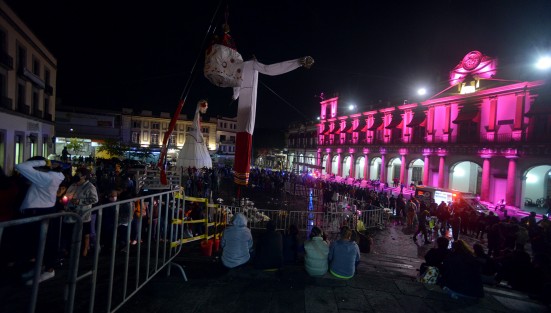 Trabajos de la colocación del monumental catrín en Plaza Lerdo, elaborado por artesanos del municipio de Teocelo