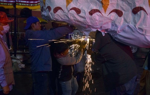 Trabajos de la colocación del monumental catrín en Plaza Lerdo, elaborado por artesanos del municipio de Teocelo