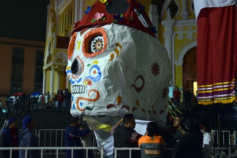 Trabajos de la colocación del monumental catrín en Plaza Lerdo, elaborado por artesanos del municipio de Teocelo