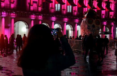 Trabajos de la colocación del monumental catrín en Plaza Lerdo, elaborado por artesanos del municipio de Teocelo