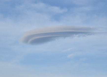 Esta mañana, xalapeños pudieron observar una nube extraña que se formó en dirección del Cofre de Perote. En redes sociales causó hasta memes la forma rara de esta nube.