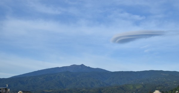 Esta mañana, xalapeños pudieron observar una nube extraña que se formó en dirección del Cofre de Perote. En redes sociales causó hasta memes la forma rara de esta nube.