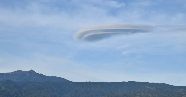 Esta mañana, xalapeños pudieron observar una nube extraña que se formó en dirección del Cofre de Perote. En redes sociales causó hasta memes la forma rara de esta nube.