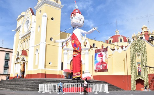 Después de un arduo trabajo por parte de artesanos de Teocelo y personal de la Segob, finalmente el domingo quedó completamente instalado el Catrin mayordomo calavera en homenaje a los Voladores de Papantla en la plaza Lerdo de esta ciudad Capital. 