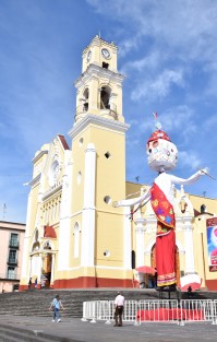 Después de un arduo trabajo por parte de artesanos de Teocelo y personal de la Segob, finalmente el domingo quedó completamente instalado el Catrin mayordomo calavera en homenaje a los Voladores de Papantla en la plaza Lerdo de esta ciudad Capital. 