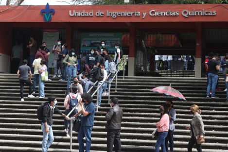 Tal y como se informó en un comunicado a la comunidad universitaria de la UV, a partir de hoy se realiza un primer ejercicio de retorno voluntario para las alumnas alumnos de las generaciones 2020 y 2021, con el propósito de que acudan a las instalaciones y conozcan a sus profesores y directivos.   