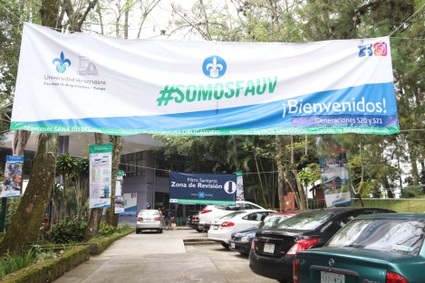 Tal y como se informó en un comunicado a la comunidad universitaria de la UV, a partir de hoy se realiza un primer ejercicio de retorno voluntario para las alumnas alumnos de las generaciones 2020 y 2021, con el propósito de que acudan a las instalaciones y conozcan a sus profesores y directivos.   