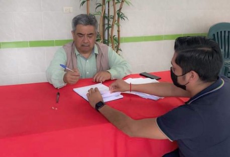 Este lunes, el Presidente Municipal de Teocelo, Mario Chama Díaz y el Contralor Municipal, José Antonio Olivares Solano, de acuerdo a la Ley Orgánica del Municipio Libre y Soberano para el Estado de Veracruz, en su artículo 35 fracción VII , llevaron a cabo la firma de los estado financieros y reporte de obras públicas des mes de septiembre.