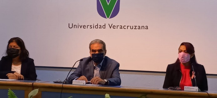 El funcionario invitó a las y los integrantes de la comunidad universitaria de las cinco regiones universitarias y de las cinco sedes de la Universidad Veracruzana Intercultural (UVI), a participar en los foros regionales de consulta para la elaboración del Programa de Trabajo 2021-2025, que se llevarán a cabo en modalidad mixta, en sesiones del 8 al 19 de noviembre próximo.  