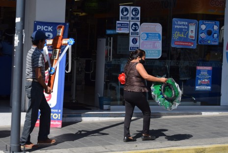 La celebración de los fieles difuntos ha revivido las calles y mercados de la ciudad de Xalapa, y es que desde el fin semana a pesar que siguen las restricciones por la pandemia. 