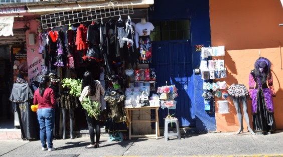 La celebración de los fieles difuntos ha revivido las calles y mercados de la ciudad de Xalapa, y es que desde el fin semana a pesar que siguen las restricciones por la pandemia.
