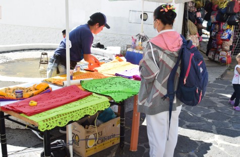 La celebración de los fieles difuntos ha revivido las calles y mercados de la ciudad de Xalapa, y es que desde el fin semana a pesar que siguen las restricciones por la pandemia.