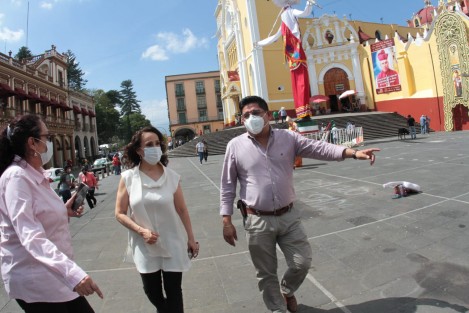 Esteban Ramírez Zepeta y la Senadora María de los Dolores Padierna Luna, caminando por el centro de Xalapa. 