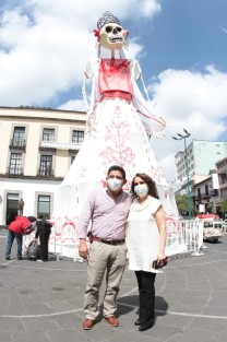 Esteban Ramírez Zepeta y la Senadora María de los Dolores Padierna Luna, caminando por el centro de Xalapa. 