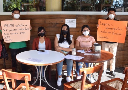 Jóvenes antorchistas del FNERRR, luego de que ya fueron vacunados como anduvieron demandando a nivel nacional, anunciaron que ahora se dedicarán a exigir a las autoridades, atención a sus escuelas.  No anunciaron ninguna cadena humana como las que acostumbran.  