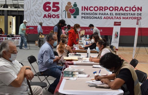 El delegado en Veracruz de la Secretaría del Bienestar,  Manuel Huerta, supervisó en el Gimnasio Omega la incorporación de adultos mayores de 65 años a los programas sociales de la  dependencia. 