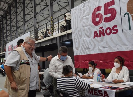 El delegado en Veracruz de la Secretaría del Bienestar,  Manuel Huerta, supervisó en el Gimnasio Omega la incorporación de adultos mayores de 65 años a los programas sociales de la  dependencia. 