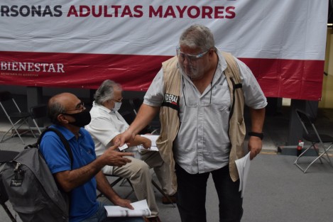 El delegado en Veracruz de la Secretaría del Bienestar,  Manuel Huerta, supervisó en el Gimnasio Omega la incorporación de adultos mayores de 65 años a los programas sociales de la  dependencia. 