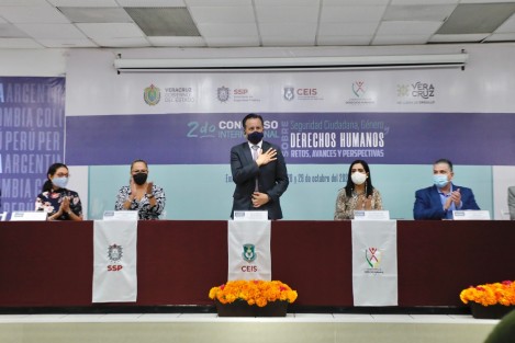 Ante la presidenta de la Comisión Estatal de Derechos Humanos (CEDH), Namiko Matzumoto Benítez,  el Gobernador García Jiménez celebró la iniciativa que convoca a especialistas de Argentina, Colombia y Perú en un espacio de enseñanza como lo es el Centro de Estudios e Investigación en Seguridad (CEIS).
