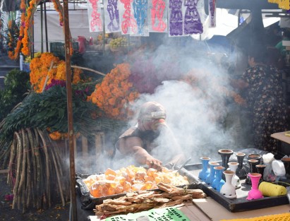 El mercado Alcalde y García mejor conocido como San José de la ciudad de Xalapa,  en esta temporada de día de muertos también se llena de colores, olores y sabores con la llegada de los comerciantes locales y de Puebla que ofertan todos los productos requeridos para el altar de todos santos. 