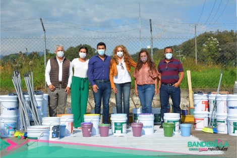 El día de hoy autoridades municipales de Banderilla, proporcionaron a la ciudadanía banderillense que visitó el panteón municipal,  pintura para engalanar el lugar  en estos días de Todos Santos.  
