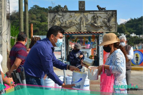 El día de hoy autoridades municipales de Banderilla, proporcionaron a la ciudadanía banderillense que visitó el panteón municipal,  pintura para engalanar el lugar  en estos días de Todos Santos.  
